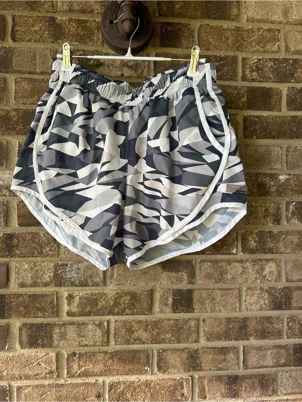 🤩 Calvin Klein Abstract Gray Print Running Shorts Women’s Elastic Waist Active